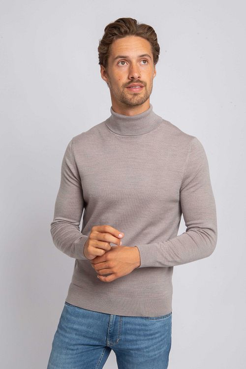Suitable Pull Col Roulé Merino Greige Model / Voorkant