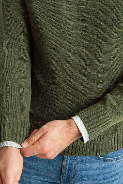 Suitable Pull Agneline Col Rond Vert Olive Model / Detail