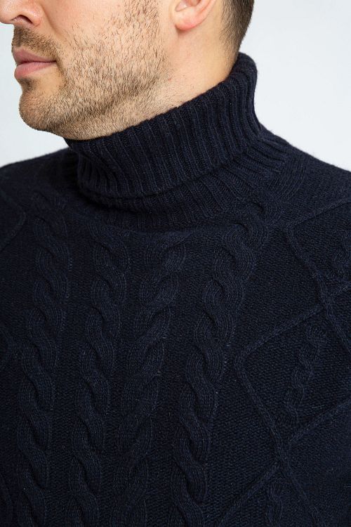 Suitable Pullover i Navyblå med Kabelstrik Model / Detail