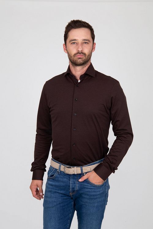 Passande Skjorta i Pique Brun Model / Voorkant med Emiel