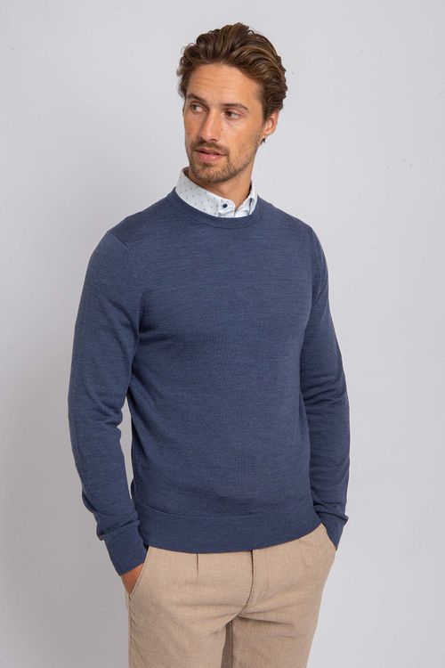 Suitable Merino Pullover Denim Blauw Model / Voorkant