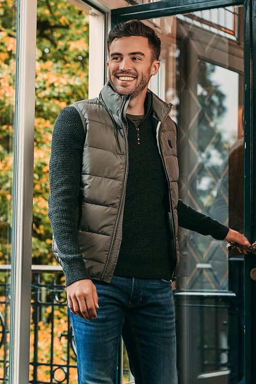 Suitable Veste Sans Manches Mountain Vert Foncé Model / Voorkant avec Bram