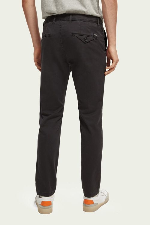 Scotch and Soda Mott Chino Mörkgrå Model / Achterkant