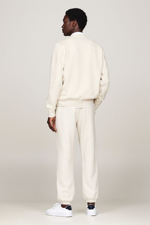 Sweater Essential Greige de Tommy Hilfiger Model / Achterkant