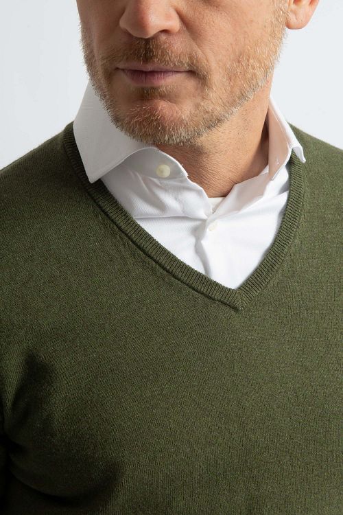 Sweter Steppin' Out z bawełny i kaszmiru, dekolt V, oliwkowy Model / Detail