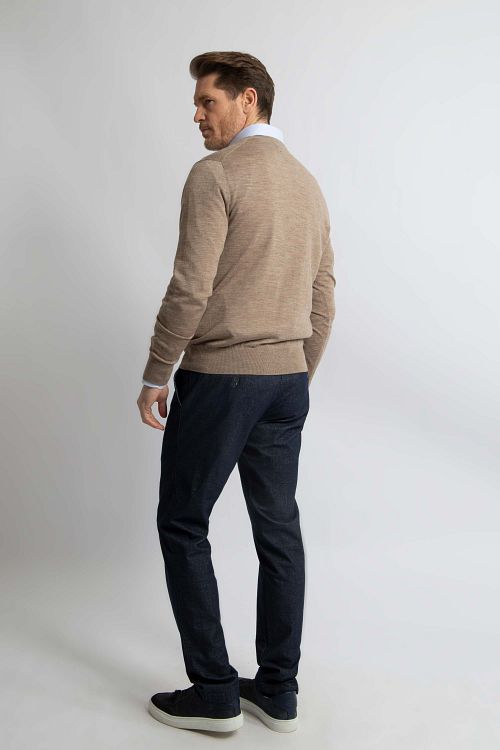Sweter Steppin' Out z dekoltem V z wełny merino, taupe Model / Achterkant