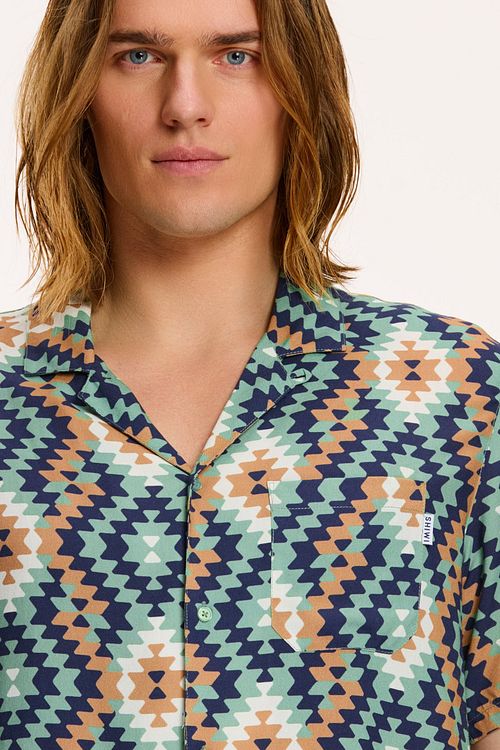 Camisa Shiwi Mayan Geo verde Model / Detail
