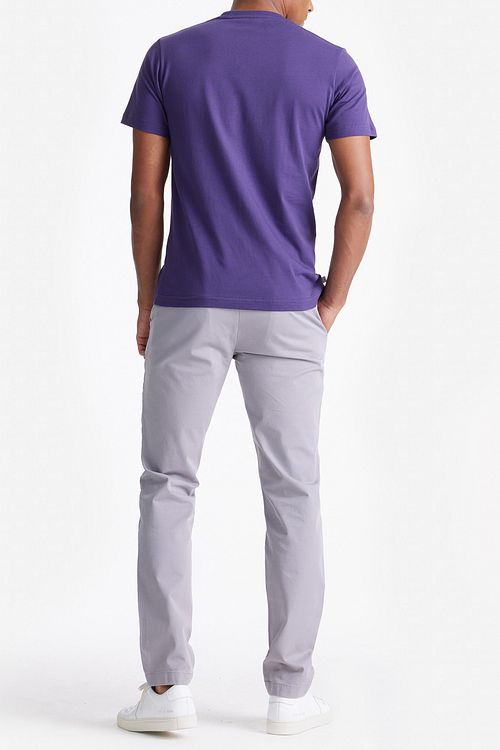 King Essentials The Steve T-Shirt Violet Foncé Model / Achterkant