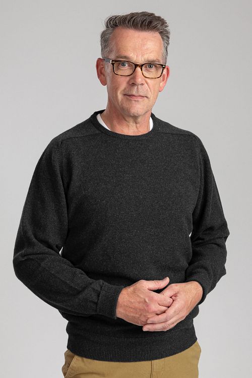 Maglione in lana d’agnello William Lockie color antracite carbone Model / Voorkant