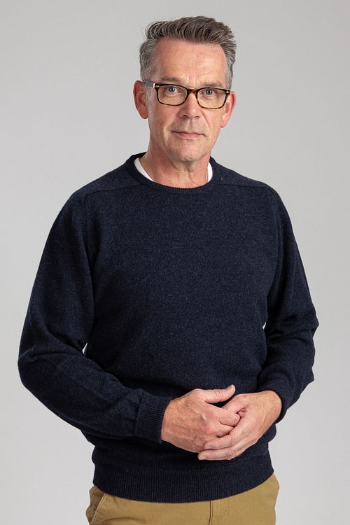 Pullover William Lockie in lana d’agnello con girocollo Midnight Mix Navy Model / Voorkant