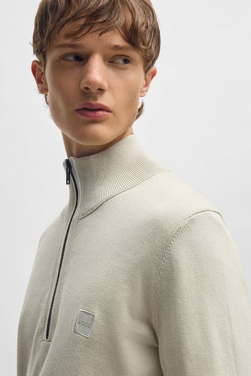 Sweter BOSS Kanobix Half Zip w kolorze ecru Model / Detail