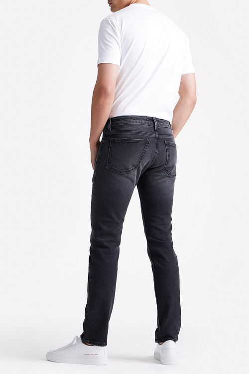 King Essentials The Jason Jeans Zwart Model / Achterkant