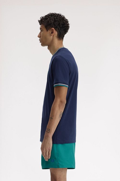 Camiseta Fred Perry Twin Tipped 86A modern fit de algodón azul marino Model / Zijkant