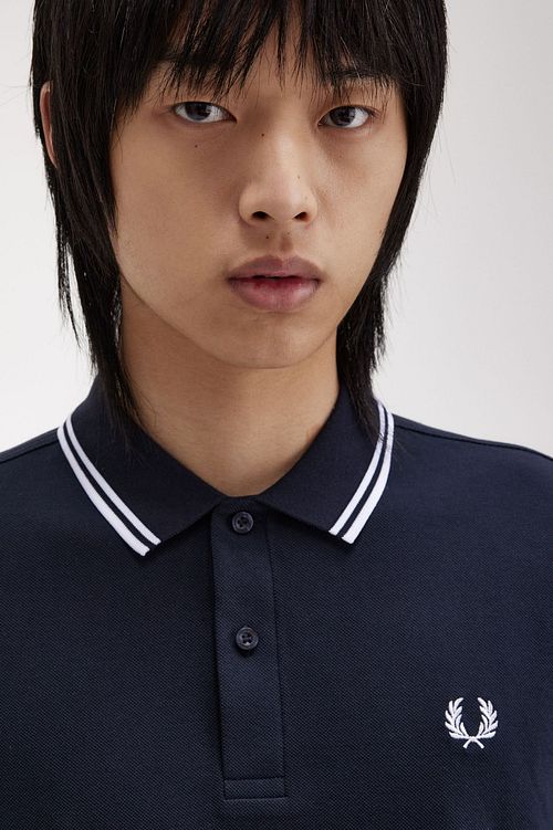Fred Perry Langarm-Polo Dunkelblau 238 Model / Detail