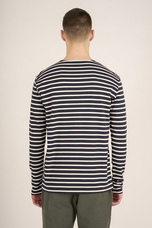 Knowledge Cotton Apparel Longsleeve T-shirt Streifen Dunkelblau Model / Achterkant