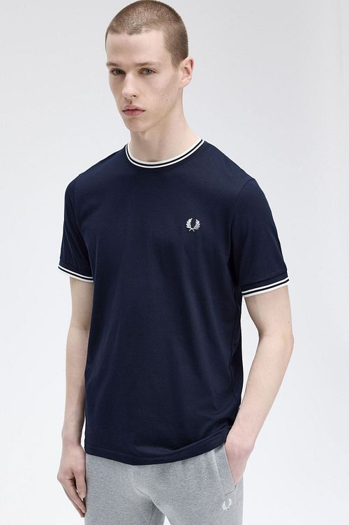 Fred Perry M1588 Twin Tipped T-Shirt blu scuro Model / Voorkant