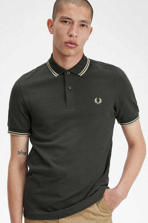 Polo Fred Perry M3600 ciemnozielone U98 Model / Voorkant