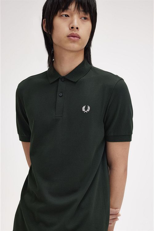Fred Perry Polo M6000 Donkergroen V10 Model / Sfeerbeeld