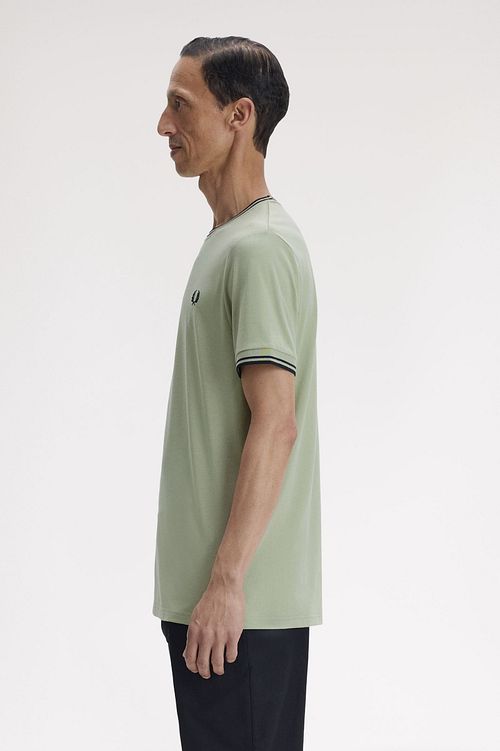 Camiseta Fred Perry Twin Tipped S23 modern fit de algodón verde Model / Zijkant