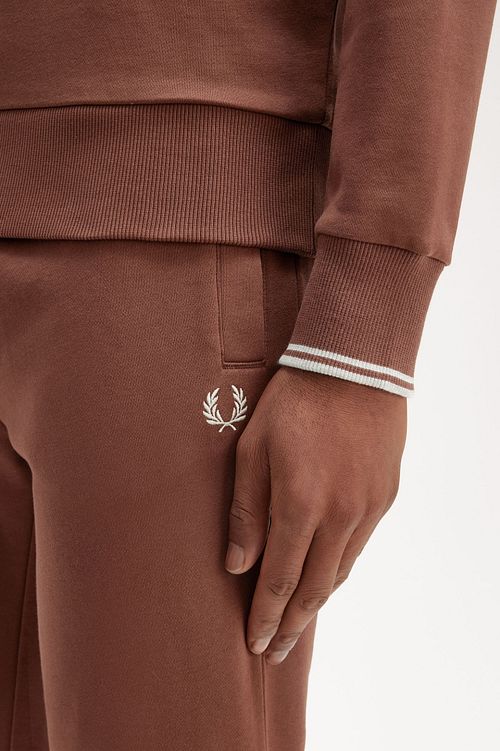 Fred Perry Half Zip Trui Whisky Bruin Model / Detail