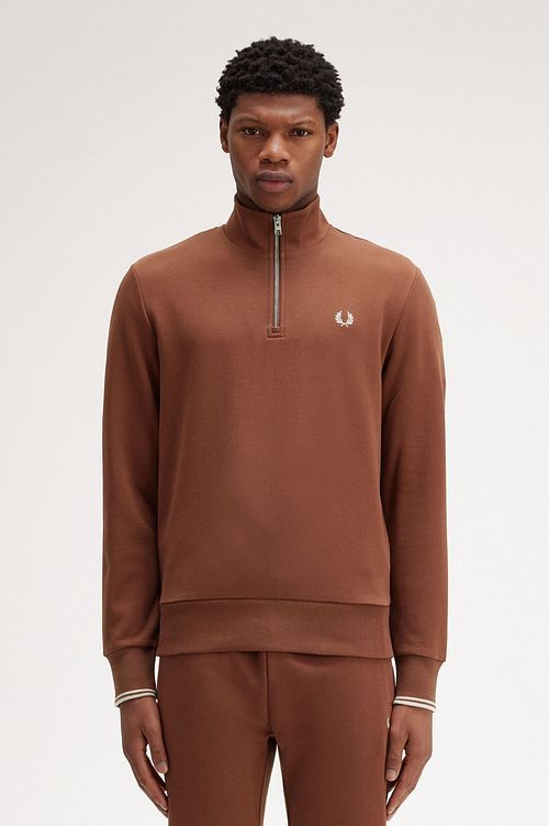 Fred Perry Halv Zip Trøje i Whisky Brun Model / Voorkant