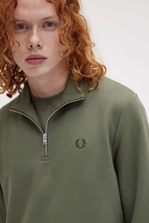 Fred Perry Half Zip Pullover Olive Green Model / Detail