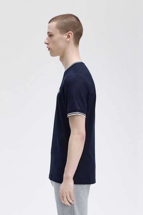 Fred Perry M1588 Twin Tipped T-shirt Mørkeblå Model / Zijkant