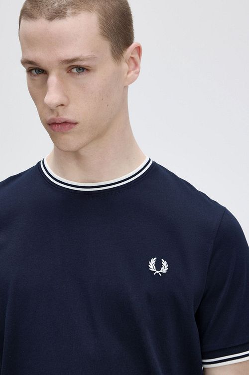 Fred Perry M1588 Twin Tipped T-shirt Donkerblauw Model / Detail