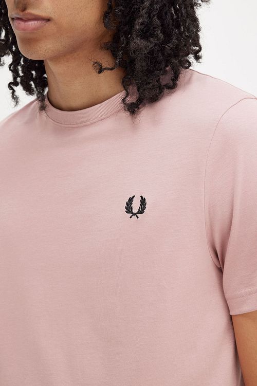 Fred Perry T-shirt i gammalrosa Model / Detail