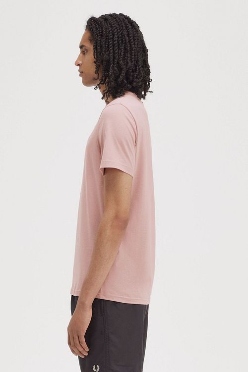 Fred Perry T-shirt i gammalrosa Model / Zijkant