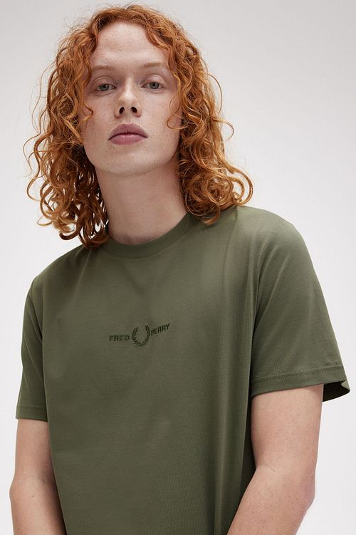 Fred Perry T-shirt M4580 i olivengrøn Model / Voorkant
