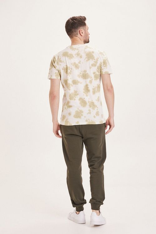 KnowledgeCotton Apparel Teak Joggingsbroek Donkergroen Model / Achterkant