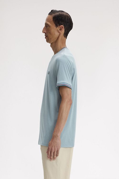 T-shirt Fred Perry Twin Tipped 98A w kolorze niebieskim Model / Zijkant