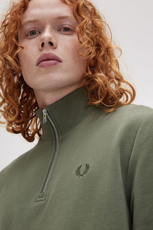 Sweter Fred Perry Half Zip w kolorze oliwkowym Model / Detail