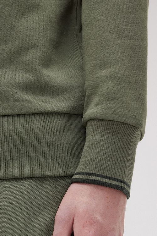 Sweter Fred Perry Half Zip w kolorze oliwkowym Model / Detail