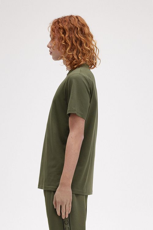 T-Shirt Fred Perry M4580 verde oliva Model / Zijkant