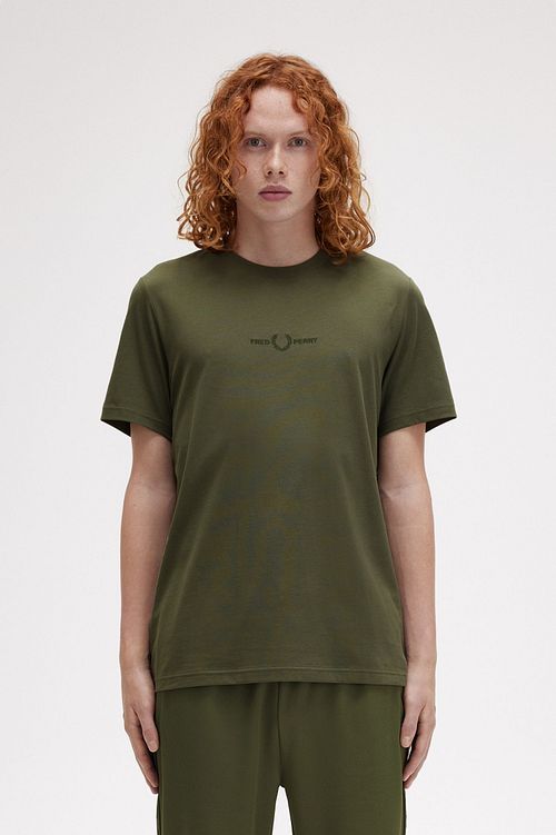 T-Shirt Fred Perry M4580 verde oliva Model / Voorkant
