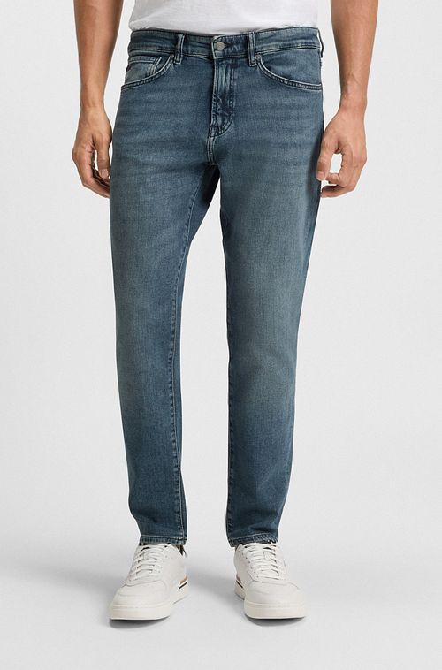 BOSS Onyx Jeans Mörkblå Model / Voorkant