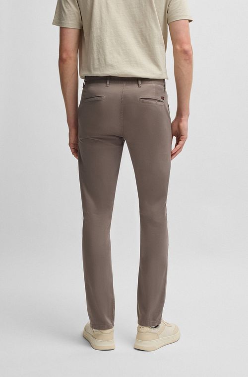 BOSS Chino Slim marrone pastello Model / Achterkant