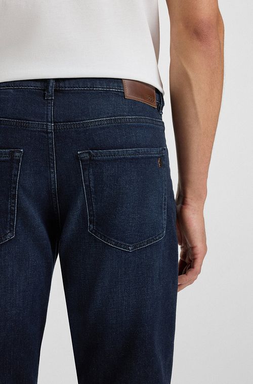 Jeans BOSS Onyx blu scuro Model / Achterkant