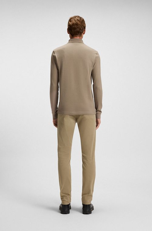 BOSS Polo Passerby Taupe Model / Achterkant