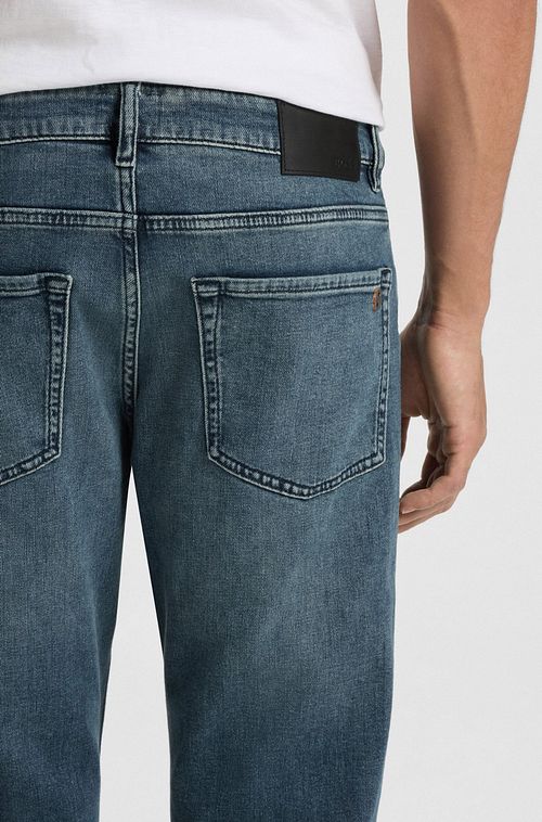 Jeansy BOSS Onyx w średnim odcieniu niebieskiego Model / Achterkant