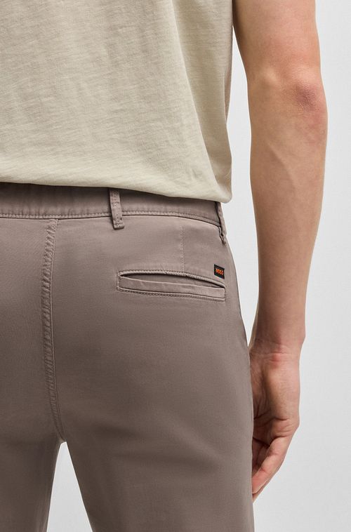 BOSS chinosy Slim Fit w pastelowym brązie Model / Detail