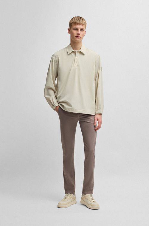 BOSS chinosy Slim Fit w pastelowym brązie Model / Voorkant