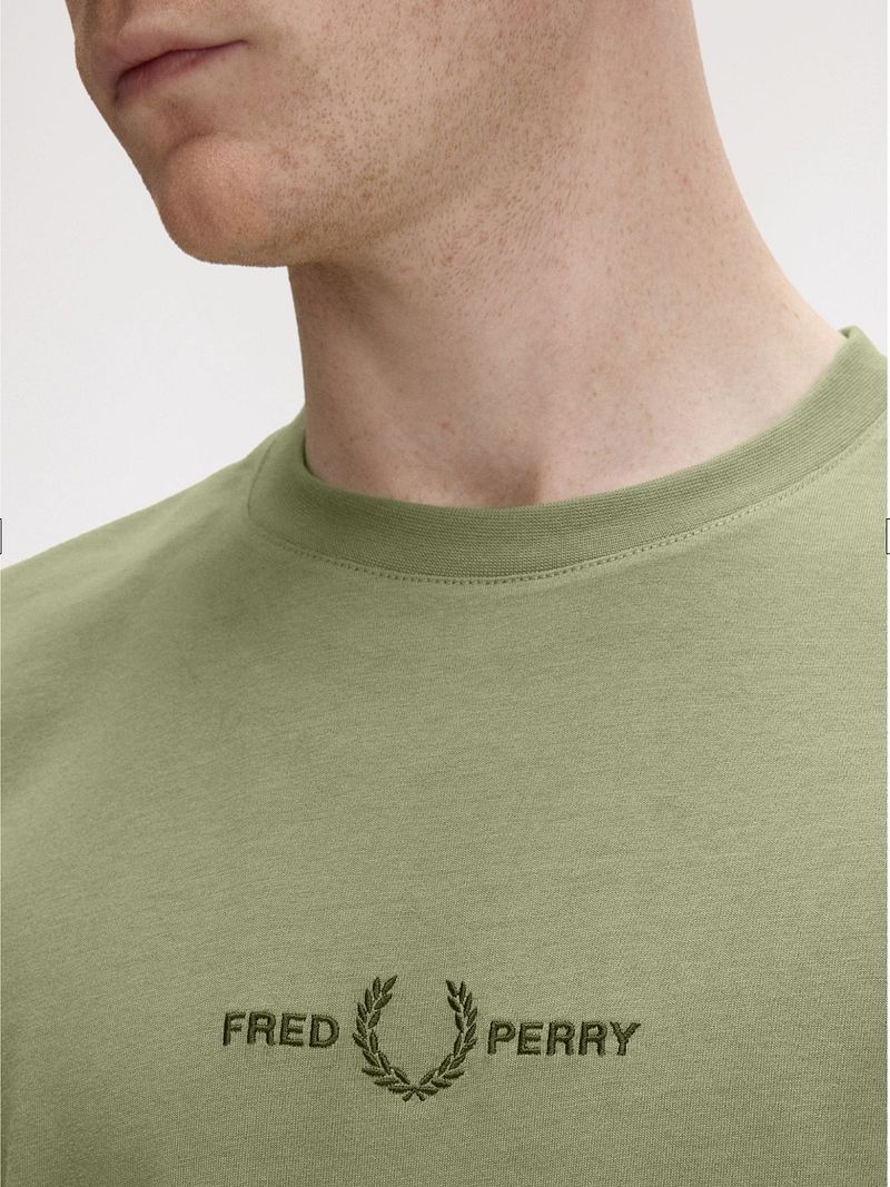 Fred Perry M4580 Embroidered Olive  - Größe L günstig online kaufen