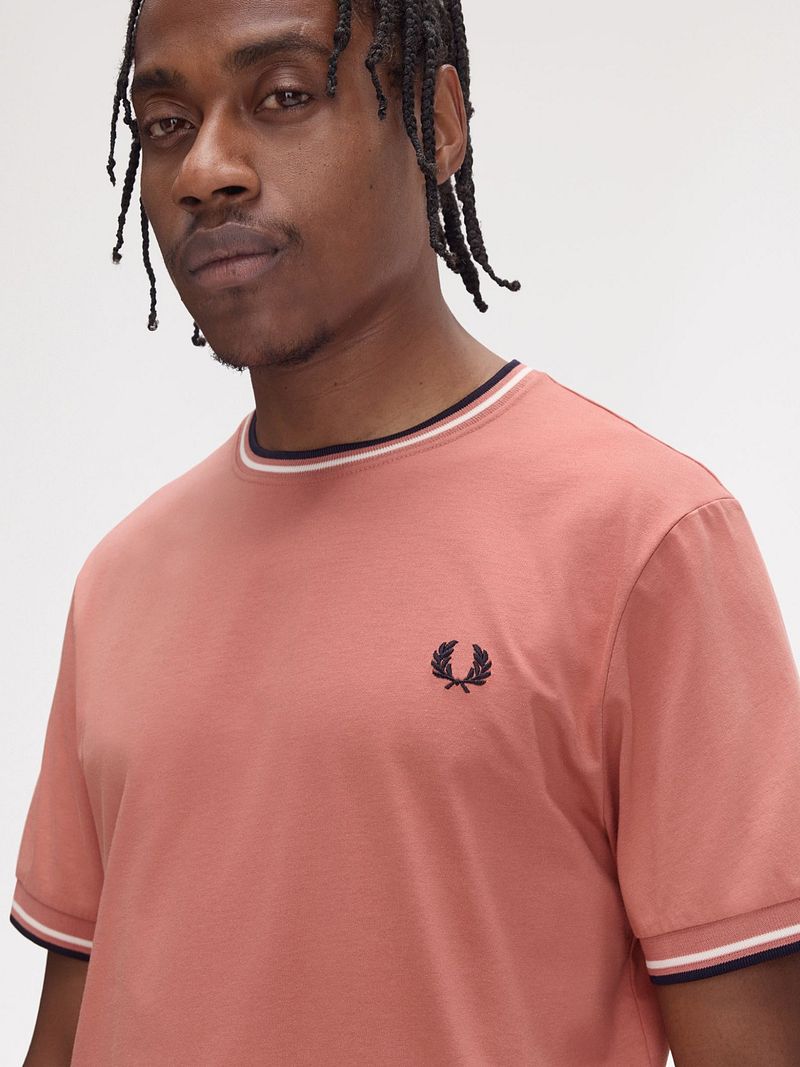 Fred Perry M1588 Twin Tipped T Shirt Rosa - Größe S günstig online kaufen