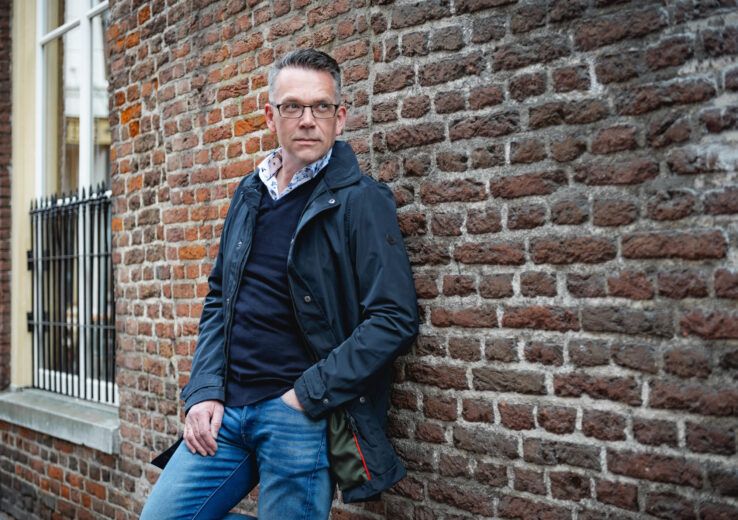 Overhemd met bloemenpatroon in combinatie met donkerblauwe pullover (V-hals)