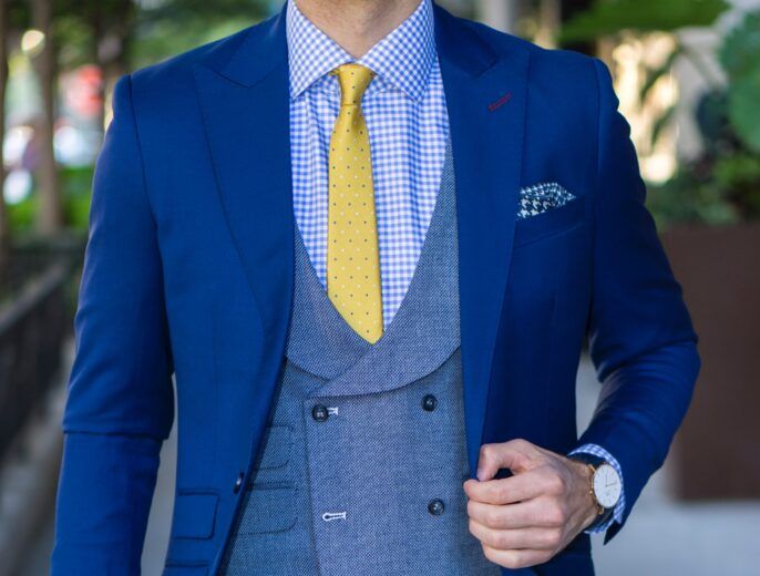Kies een of twee items die je outfit compleet maken en niet afleiden van de rest van je look.