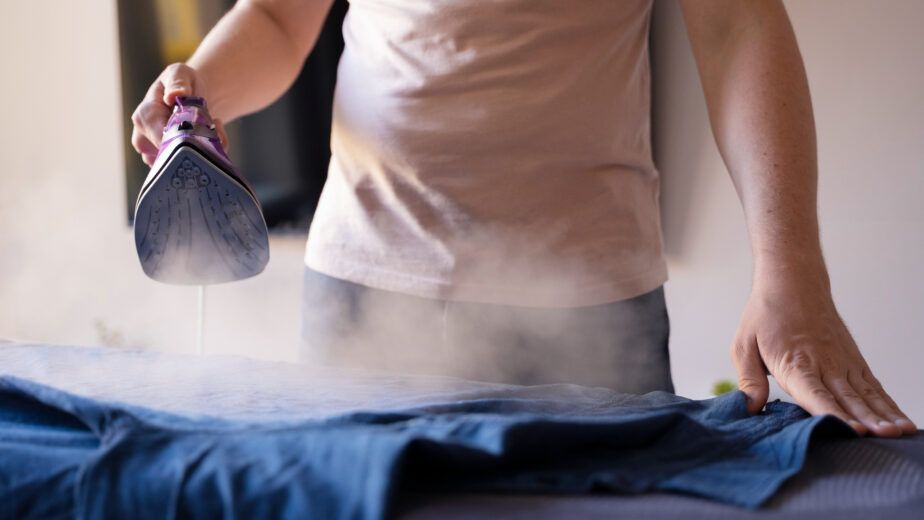 Die Dampffunktion hilft dabei, Falten mühelos zu entfernen und ein professionelles Finish zu erzielen.