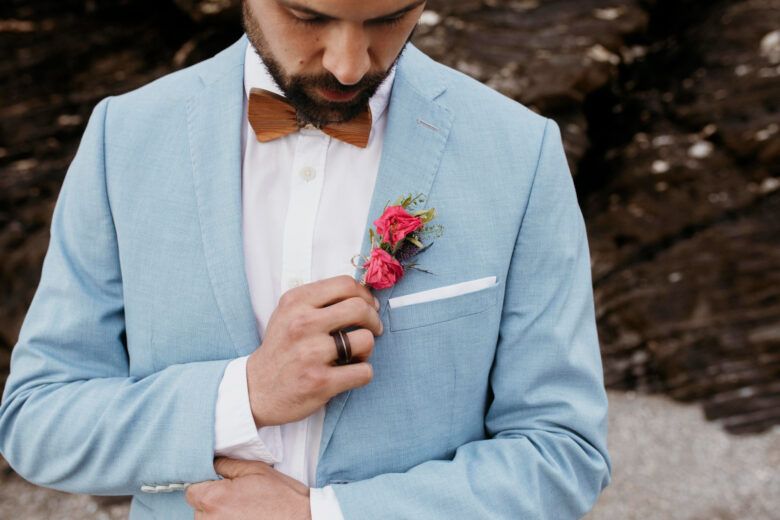 Corsages hebben een comeback gemaakt als een verfijnde toevoeging aan outfits.